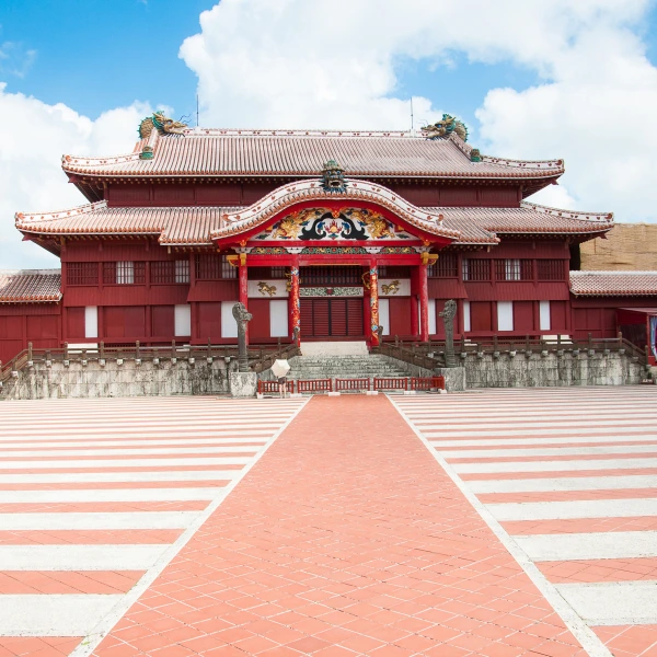 Dřevěný královský zámek v městečku Šuri, Okinawa, Japonsko